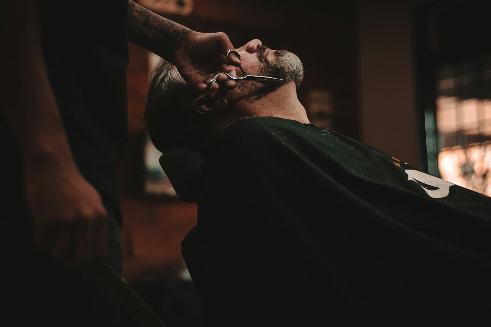 Kund i en barberarstol