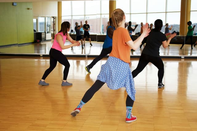 Dansare framför en spegel i en dansstudio