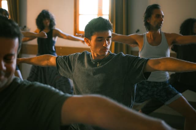 Grupp som gör yoga i en studio
